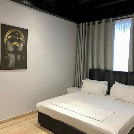 Primo Hotel Tirana Esterno foto