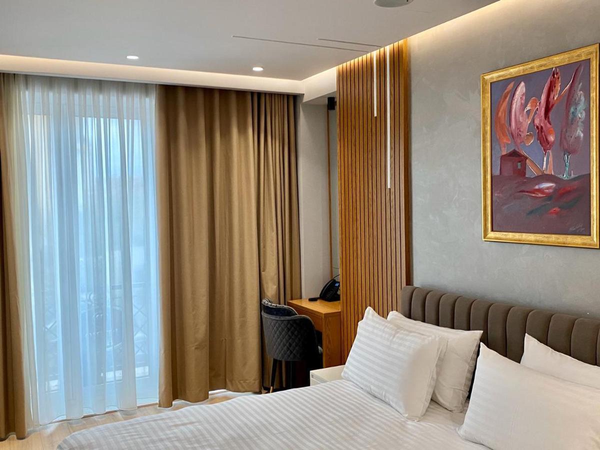 Primo Hotel Tirana Esterno foto