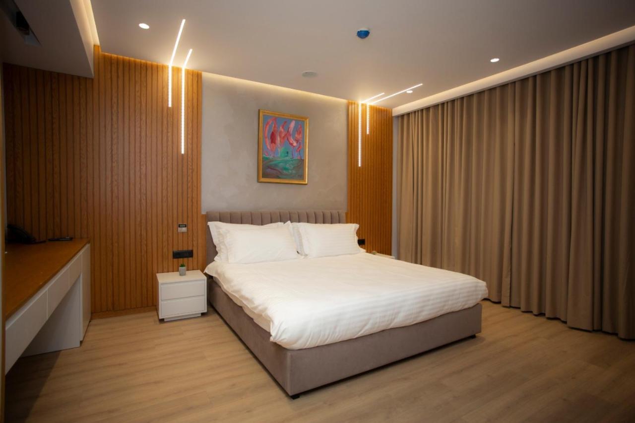 Primo Hotel Tirana Esterno foto