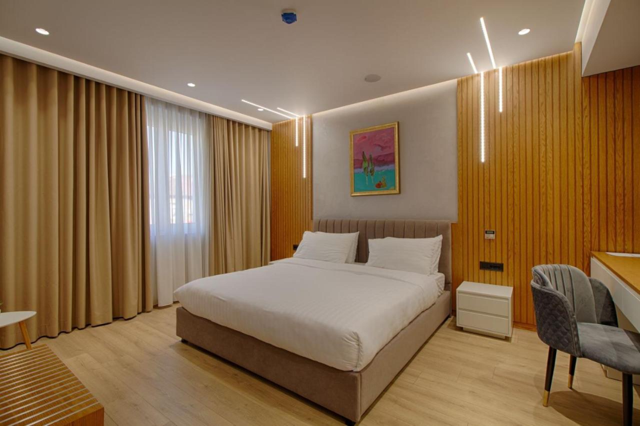 Primo Hotel Tirana Esterno foto