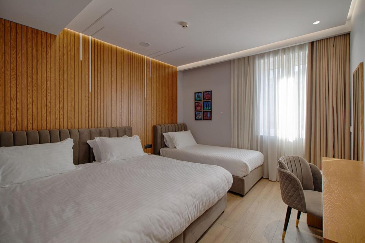 Primo Hotel Tirana Esterno foto