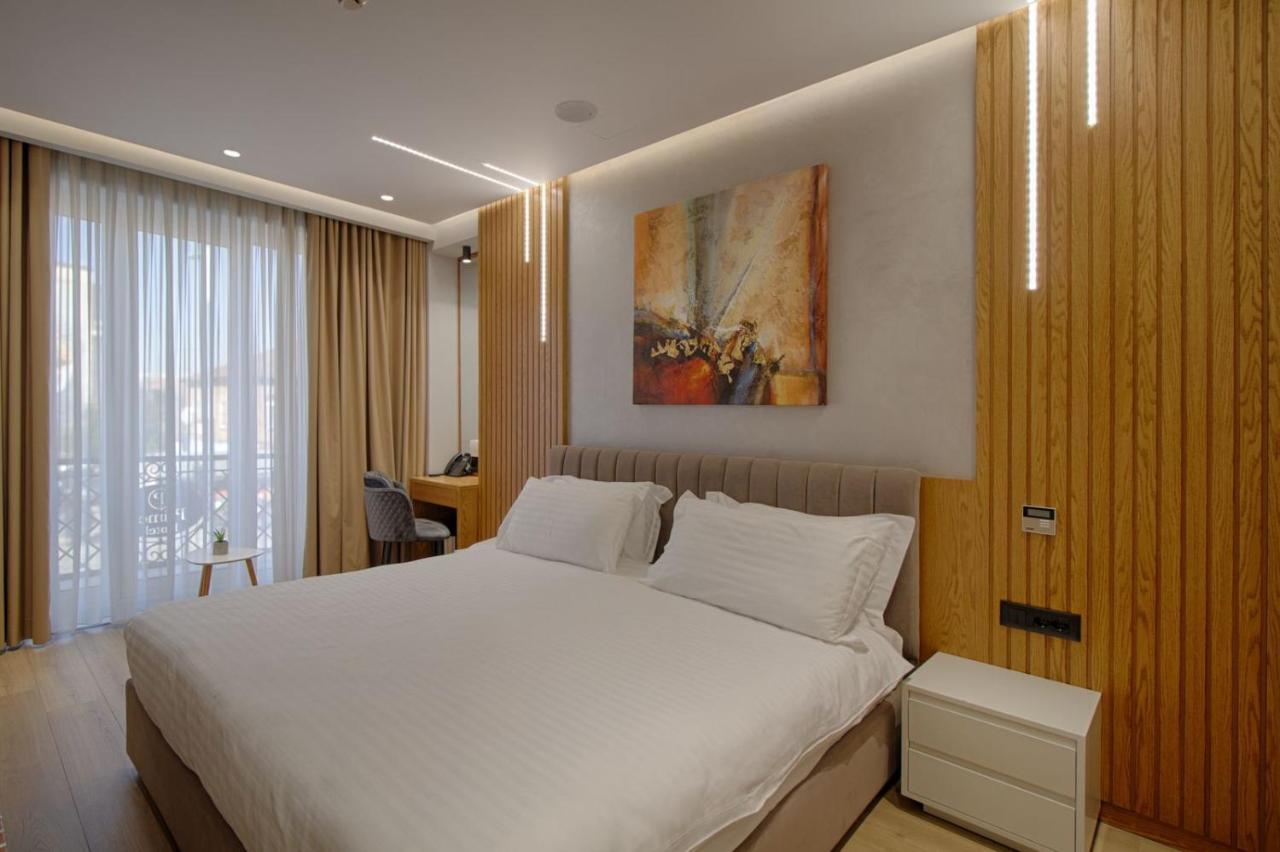 Primo Hotel Tirana Esterno foto