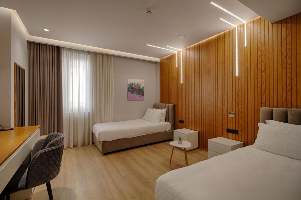 Primo Hotel Tirana Esterno foto