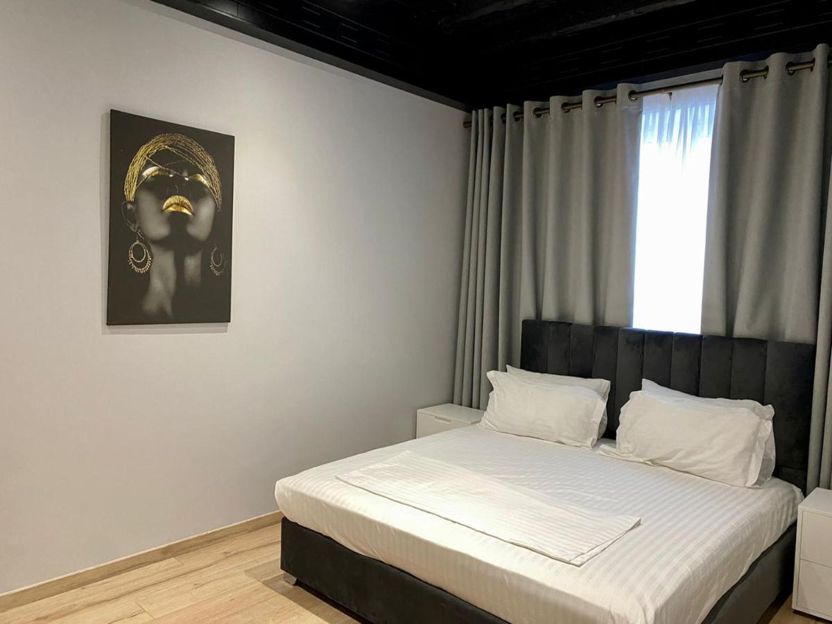 Primo Hotel Tirana Esterno foto