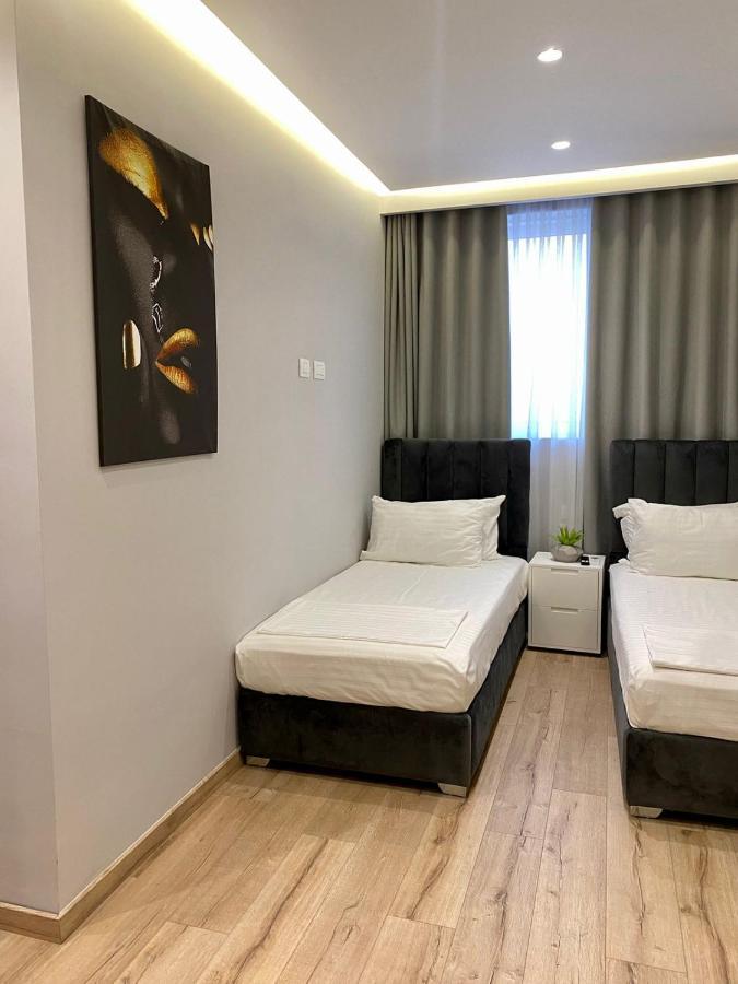 Primo Hotel Tirana Esterno foto