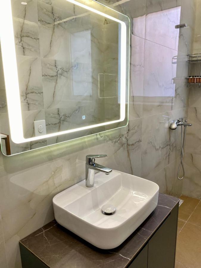Primo Hotel Tirana Esterno foto